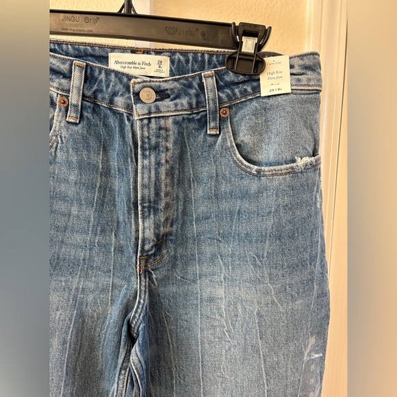 NWT - Abercrombie & Fitch Curve Love High Rise Mom Jeans - Size 29 - Picture 7 of 8